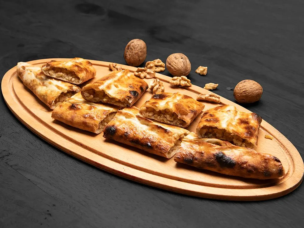 Cevizli pide — Kayseri Develi yöresine özgü, taze cevizle taş fırında pişmiş