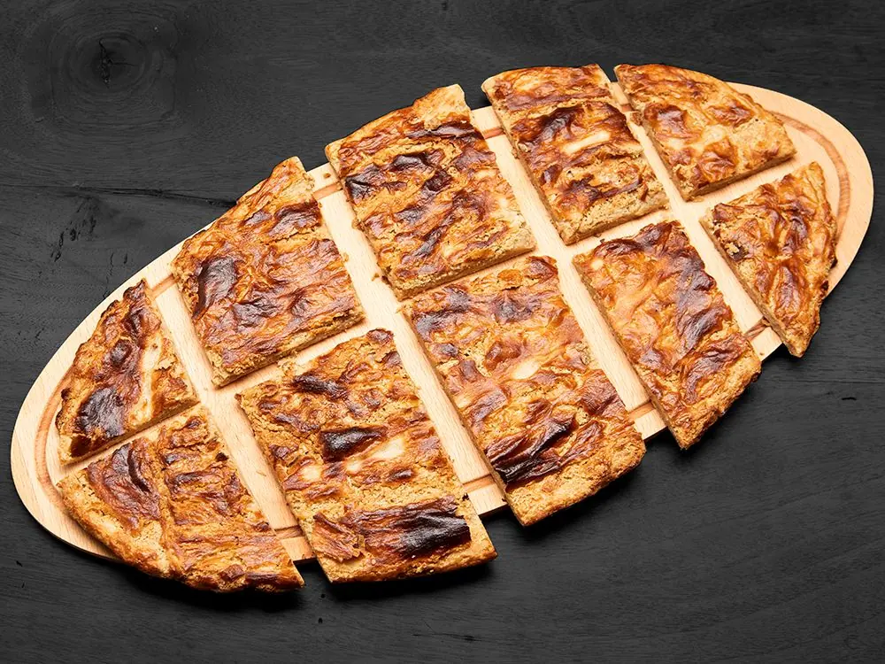 Develi tahinlisi — tahin ve şekerin katmanlandığı, taş fırında karamelize olmuş tahinli pide dilimleri