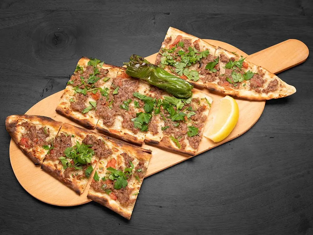 Kıymalı pide — taze kıyma, domates ve maydanozla meşe odun ateşinde pişmiş