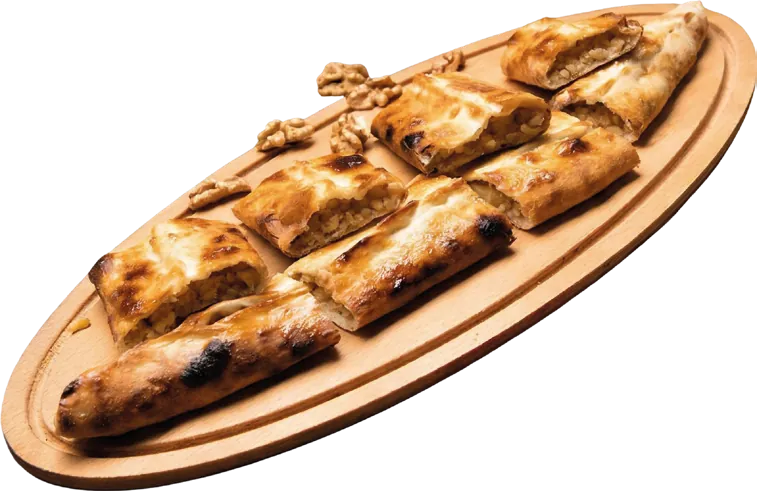 Cevizli pide — taze ceviz ve baharatlarla taş fırında pişmiş Develi pidesi