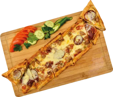 Karışık Pide — taş fırında pişmiş, servise hazır