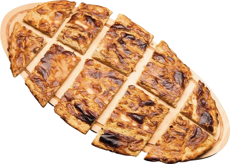 Kaymaklı tahinli pide — sıcak tahinli pidenin üzerinde kaymak