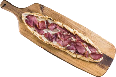 Pastırma Kaşarlı Pide — taş fırında pişmiş, servise hazır
